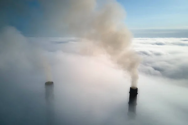 煤电厂高管排放黑毒烟 在白雾中向上移动 污染空气 具有矿物燃料概念的电力生产 — 图库照片
