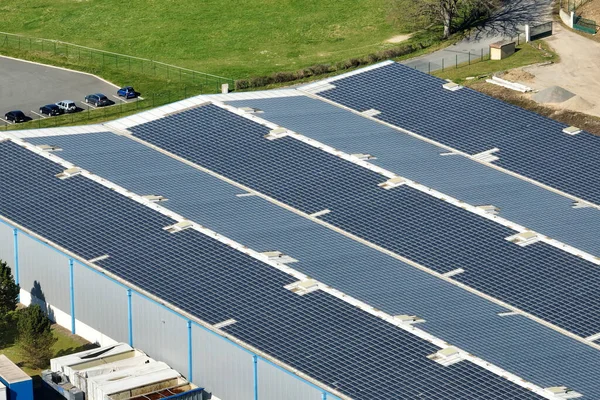 Αεροφωτογραφία Του Σταθμού Ηλιακής Ενέργειας Μπλε Φωτοβολταϊκά Πάνελ Τοποθετημένα Στέγη — Φωτογραφία Αρχείου