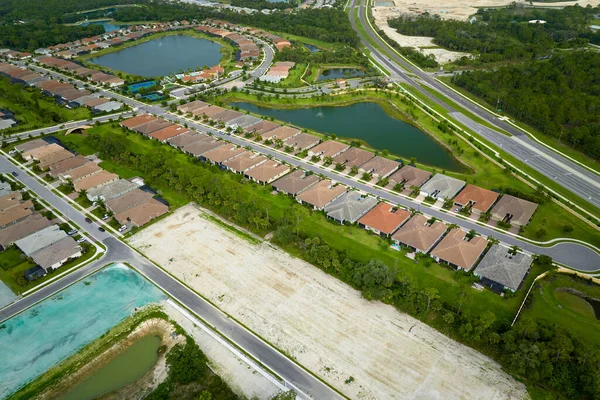 Luftaufnahme Einer Immobilienentwicklung Mit Bau Befindlichen Einfamilienhäusern Einem Geschlossenen Vorort — Stockfoto