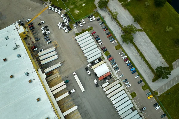 Μεγάλη Εμπορική Αποθήκη Διανομής Πολλά Ημιφορτηγά Που Ξεφορτώνουν Και Φορτώνουν — Φωτογραφία Αρχείου