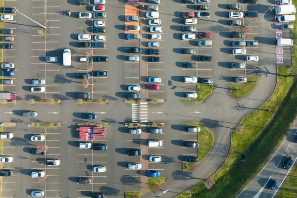 Вид Воздуха Много Красочных Автомобилей Припаркованных Стоянке Линиями Разметками Парковки — стоковое фото