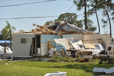 Florida gezici ev bölgesinde Ian kasırgasından sonra ciddi hasar görmüş. Doğal afetin sonuçları..