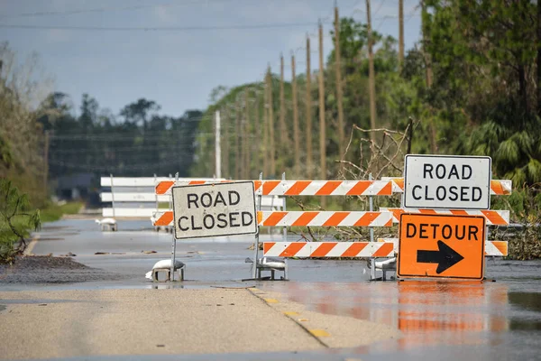 Δρόμος Κλειστός Για Οδικά Έργα Και Κίνδυνος Πλημμύρας Προειδοποιητικές Πινακίδες — Φωτογραφία Αρχείου