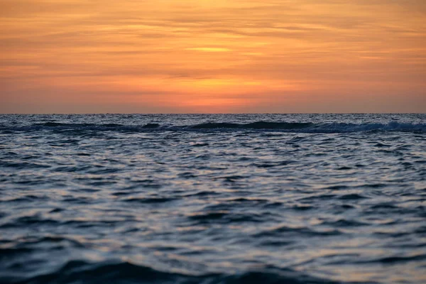 Драматические Красные Океанские Волны Закате Мягкой Вечерней Морской Темной Водой — стоковое фото