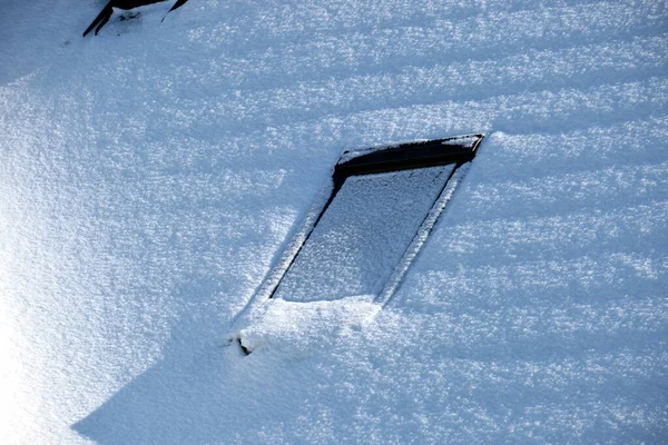 Closeup Telhado Casa Com Janelas Sótão Cobertas Neve Inverno Frio — Fotografia de Stock