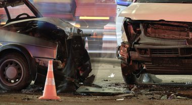 Gece şehir caddesinde çarpışmadan sonra trafik kazasında arabalar ağır kaza yaptı. Yol güvenliği ve sigorta kavramı.