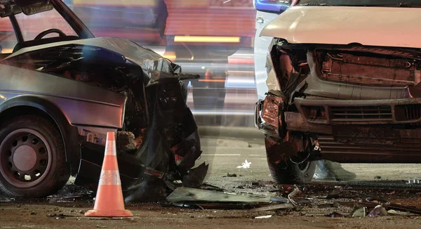 Gece Şehir Caddesinde Çarpışmadan Sonra Trafik Kazasında Arabalar Ağır Kaza — Stok fotoğraf