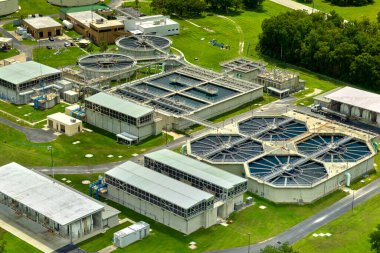 Kentsel atık su arıtma tesisindeki modern su temizleme tesisinin havadan görüntüsü. İstenmeyen kimyasalların, askıya alınmış katı maddelerin ve gazların kirlenmiş sıvılardan çıkarılması süreci.