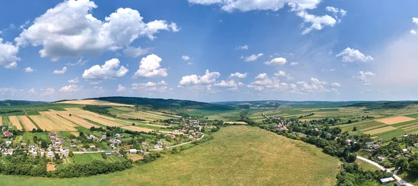 Letecký Pohled Krajinu Vesnických Domů Vzdálených Zeleně Obdělávaných Zemědělských Polí — Stock fotografie