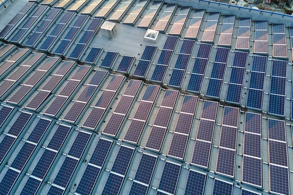 Вид Повітря Сонячну Електростанцію Блакитними Фотоелектричними Панелями Встановленими Промисловий Будівельний — стокове фото