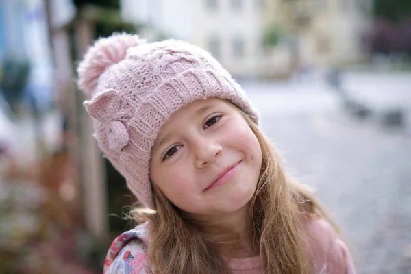 Portret Van Een Schattig Klein Meisje Met Roze Hoed — Stockfoto