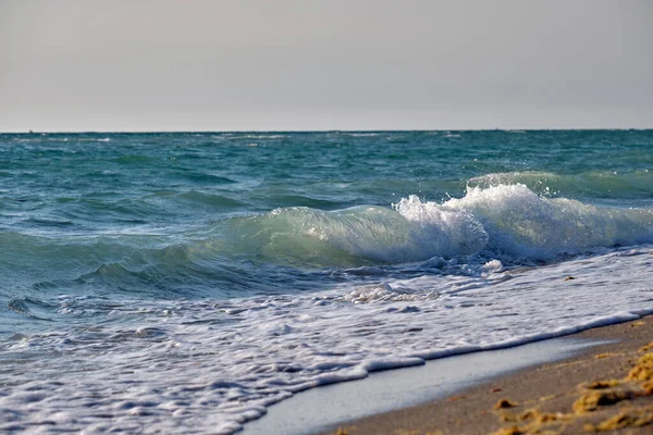 海岸で粉砕泡波と海辺の砂のビーチ — ストック写真