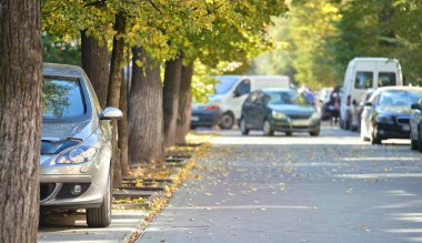 Trafik kurallarına aykırı park edilmiş bir arabayı yaya sokağı tarafında kapatın..