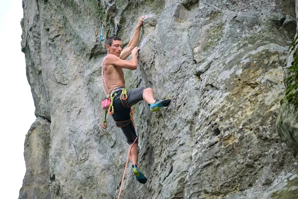 Zdeterminowany Alpinista Wspinający Się Stromą Ścianę Skalistej Góry Sportowiec Pokonuje — Zdjęcie stockowe