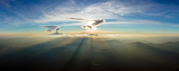 Krásná Horská Panoramatická Krajina Mlhavými Vrcholy Zamlženým Údolím Při Západu — Stock fotografie