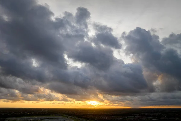 Колофруктовые Облака Ярко Освещаются Закатом Солнца Вечернем Небе Изменение Облачной — стоковое фото