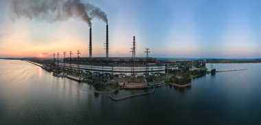 Kömür santralinin havadan görünüşü yüksek borular, siyah baca yığını atmosferi kirletiyor. Fosil yakıt kavramına sahip elektrik üretimi.
