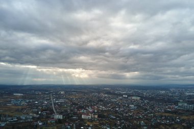 Dünya 'nın yüksek irtifasından hava manzarası sağanak yağmurdan önce oluşan yağmurlu bulutlarla kaplı..