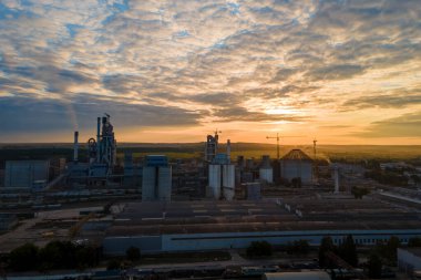 Endüstriyel üretim bölgesinde yüksek beton yapılı çimento fabrikası kulesinin havadan görüntüsü. Üretim ve küresel sanayi kavramı.