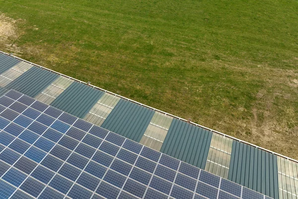 緑の生態系電気を生成するための産業用建物の屋根の上にマウントされている青い太陽光発電パネルの空中ビュー 持続可能なエネルギー概念の生産 — ストック写真