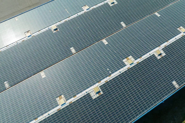 Αεροφωτογραφία Μπλε Φωτοβολταϊκών Ηλιακών Συλλεκτών Τοποθετημένων Στέγη Βιομηχανικού Κτιρίου Για — Φωτογραφία Αρχείου