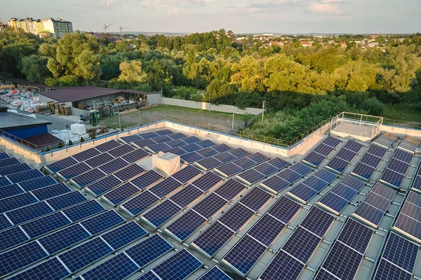 Widok Powietrza Niebieskich Fotowoltaicznych Paneli Słonecznych Zamontowanych Dachu Budynku Przemysłowego — Zdjęcie stockowe