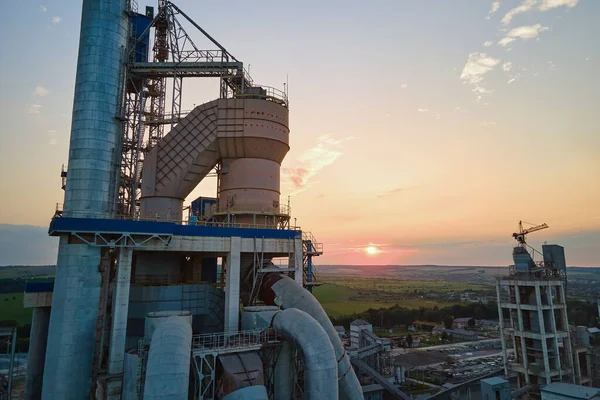 Yüksek beton fabrikası ve endüstriyel üretim alanında kule vinci olan çimento fabrikasının havadan görüntüsü. Üretim ve küresel sanayi kavramı.