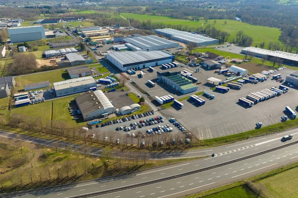 Endüstriyel şehir bölgesindeki malzeme depolarının ve lojistik merkezlerinin yukarıdan görünüşü.