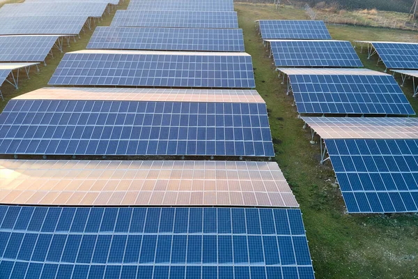 Luchtfoto Van Grote Duurzame Elektriciteitscentrale Met Rijen Zonnepanelen Voor Productie — Stockfoto