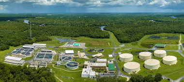 Kentsel atık su arıtma tesisindeki modern su temizleme tesisinin havadan görüntüsü. İstenmeyen kimyasalların, askıya alınmış katı maddelerin ve gazların kirlenmiş sıvılardan çıkarılması süreci.