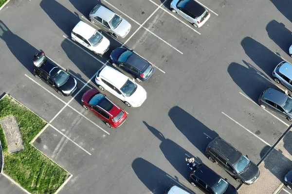 Letecký Pohled Mnoho Barevných Aut Zaparkovaných Parkovišti Čárami Značkami Pro — Stock fotografie