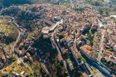Fransa 'nın Auvergne-Rhone-Alpes bölgesindeki Puy-de-Dome departmanındaki Thiers kasabasının yoğun tarihi manzarası. Eski binaların çatıları ve dar sokaklar.