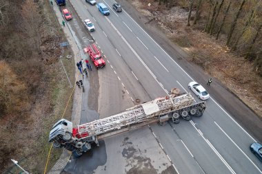 Trafik engellenmiş bir kamyon ile trafik kazası görüntüsü.