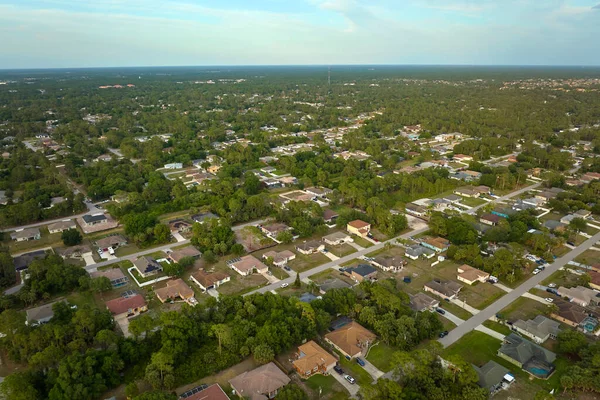 Florida Kırsal Kesimindeki Yeşil Palmiye Ağaçları Arasındaki Banliyö Özel Evlerinin — Stok fotoğraf