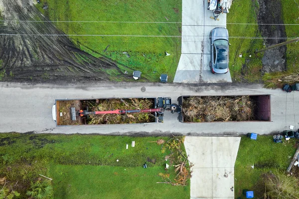 Luftaufnahme Des Hurrikans Ian Special Recovery Muldenkipper Der Vegetationsschutt Von — Stockfoto