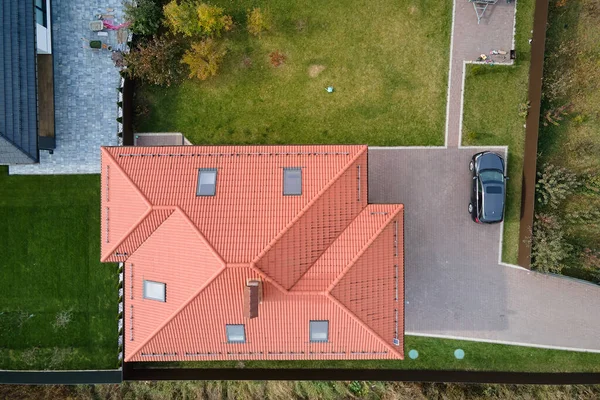 セラミック製の帯状疱疹が屋根の上に覆われた民家の空中ビュー 不動産コンセプトへの投資 — ストック写真