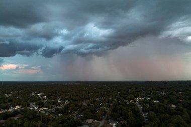 Kasvetli gökyüzünde kara fırtınalı bulutlar şekilleniyor. Şehir merkezine sağanak yağış gelmeden önce..