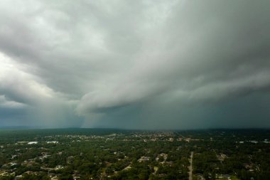 Kasvetli gökyüzünde kara fırtınalı bulutlar şekilleniyor. Şehir merkezine sağanak yağış gelmeden önce..