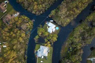 Florida yerleşim bölgesinde Ian kasırgası ile sel basmış evler. Doğal afetin sonuçları..