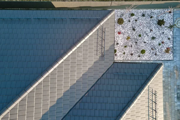 Nahaufnahme Von Hausdächern Die Mit Keramischen Schindeln Abgedeckt Sind Fliesenverkleidung — Stockfoto