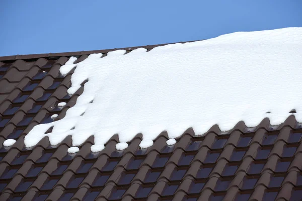 Zbliżenie Dachu Domu Pokrytego Śniegiem Mroźnej Zimie Pokrycie Okładziną Budynku — Zdjęcie stockowe
