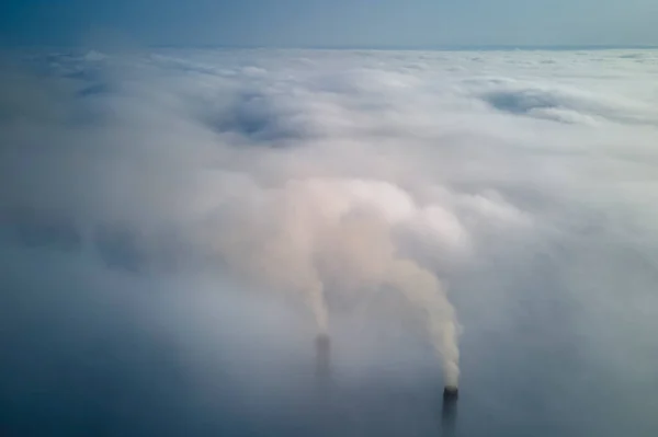 발전소에서는 연기를 내뿜는 파이프 공기를 오염시키는 치솟고 연료의 에너지 — 스톡 사진