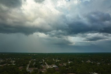Kasaba üzerinde sağanak fırtınadan önce fırtınalı gökyüzünde oluşan kara uğursuz bulutların manzarası..
