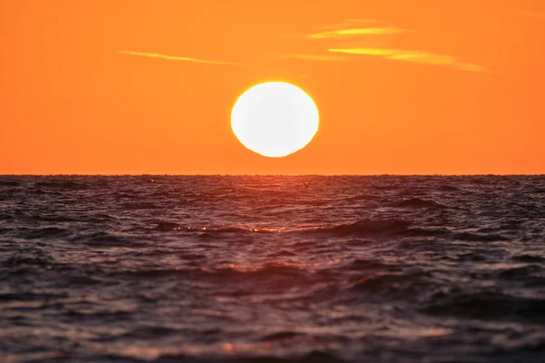 Puesta Sol Del Océano Gran Sol Blanco Sobre Dramático Cielo — Foto de Stock