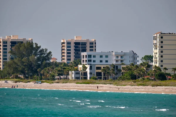 Spiaggia Del Resort Con Sabbia Bianca Acqua Blu Alti Edifici — Foto Stock