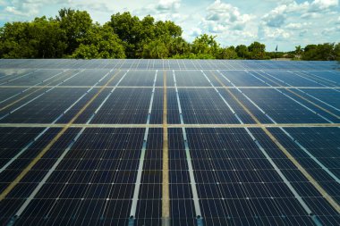 Park yerinin üzerine temiz enerjinin etkin üretimi için park edilmiş arabalar için güneş panelleri yerleştirildi.