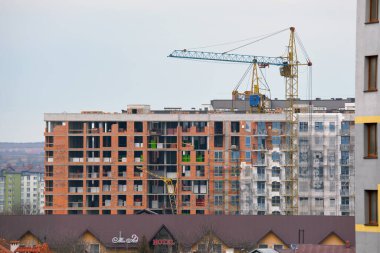 Yüksek konutlu apartman şantiyesindeki vinçler. Gayrimenkul geliştirme.