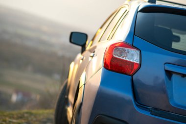 Otomobille seyahat, vahşi yaşam macerası, keşif gezisi ya da bir SUV otomobili ile aşırı seyahat. Gün batımında mavi arazi aracının ayrıntıları, gün doğumunda Offroad 4x4 aracı sahada..