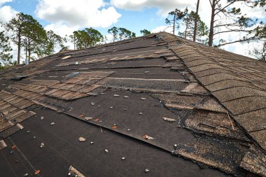 Florida 'daki Ian Kasırgası' ndan sonra asfalt kiremitleri eksik. Ev çatısı konseptinin tamiri.