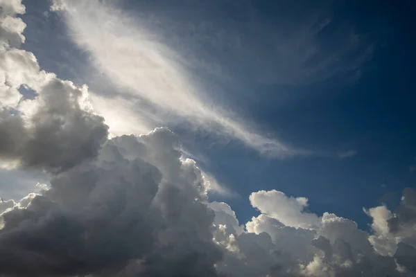 White Fluffy Cumulonimbus Clouds Forming Thunderstorm Summer Blue Sky Changing — Stock fotografie